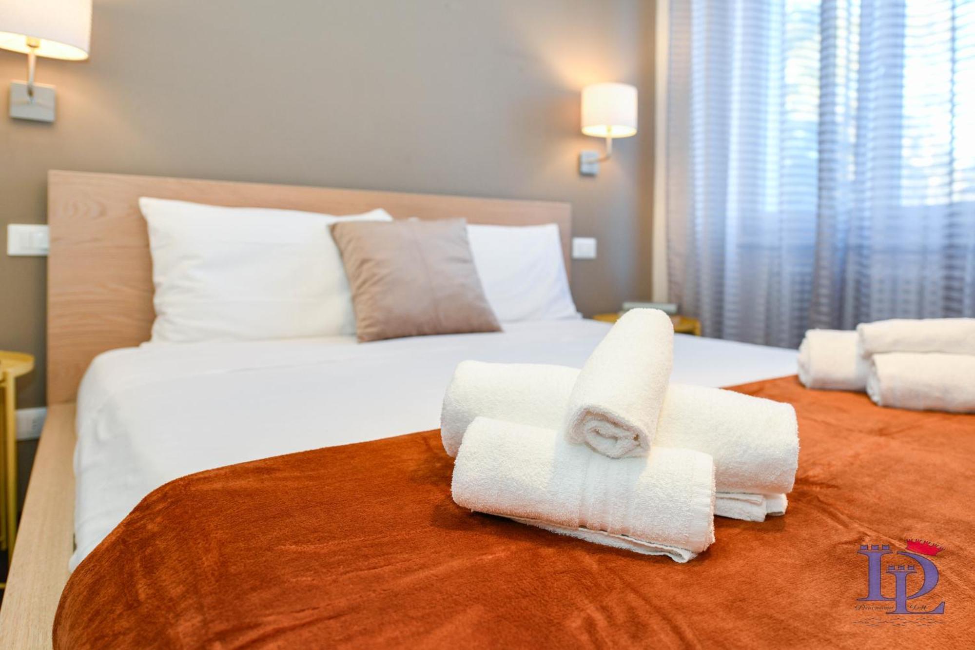 Desenzanoloft Official Partner Marriott Homes & Villas - A Casa Di Sara Family Apartment With Private Parking デセンツァーノ・デル・ガルダ エクステリア 写真